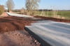Der frisch betonierte Radweg ist sogar angeschottert worden - aber nicht von der zuständigen Baufirma!