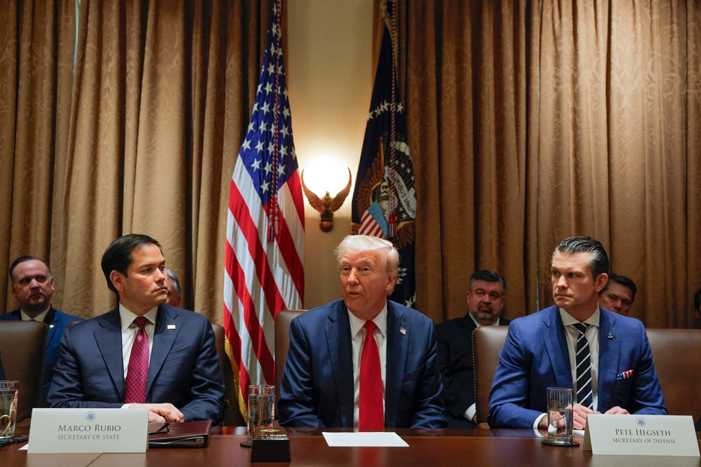 Trump zwischen seinen Ministern Rubio (links) und Hegseth (rechts).