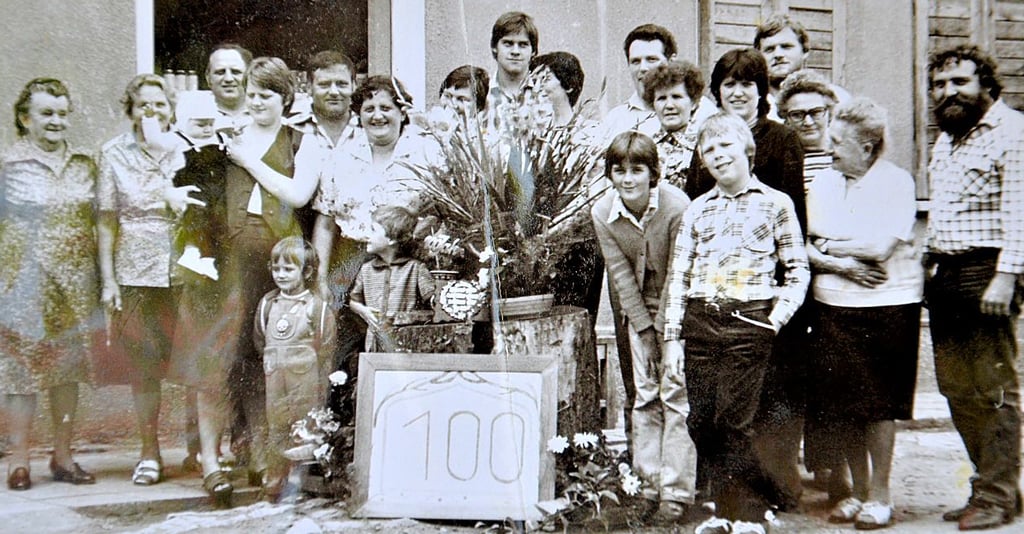 Die Familie von Kalnassy würde gern noch weitere Jubiläen mit Gästen und Kunden feiern wie hier 1985, 100 Jahre nach Gründung der Kolonialwarenhandlung Reinwagen. Rechts neben der „100“ beugt sich übrigens Silke vor, damals 15 Jahre jung. Links hinter der „100“ Elsa von Kalnassy und neben ihr Tochter Heike.