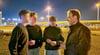 FDP-Abgeordneter Andreas Silbersack (rechts) spricht am Rande des Riebeckplatzes mit Jugendlichen, die dort abends ihre Freizeit verbringen.