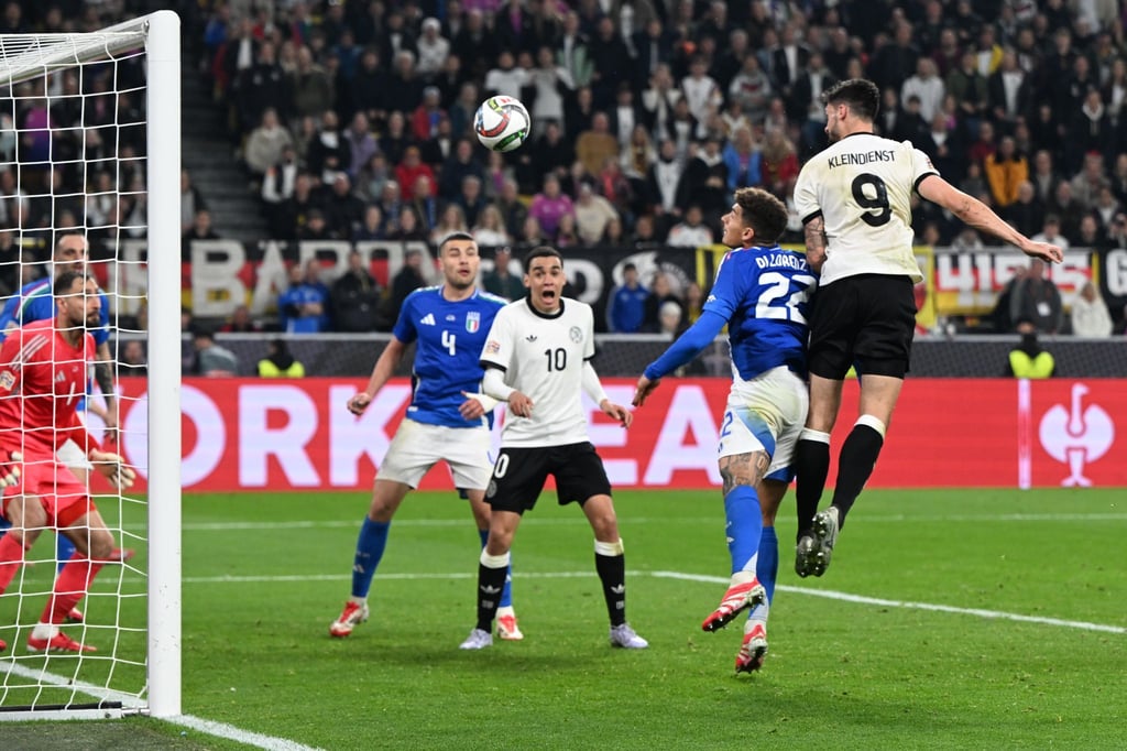Tim Kleindienst (r) köpft das Tor zum 3:0.