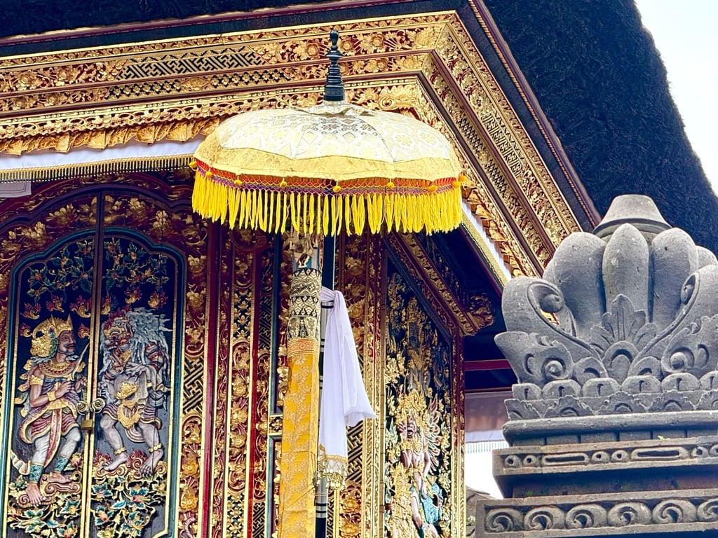 An einem Tempel in Ubud auf Bali ist ein Zeremonienschirm zu sehen. Der balinesische Hinduismus ist samt Mythen und Ritualen auf der Insel allgegenwärtig.