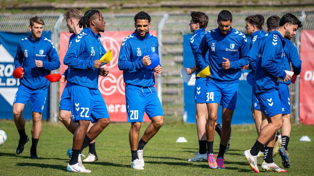 Die Trainingsgruppe des 1. FC Magdeburg, hier in Polen vor dem Test gegen Odra Opole, wurde am Montag in Magdeburg wieder größer.