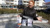 Birgit Gerlach mit einigen ihrer Werke, die gedruckt erschienen sind.