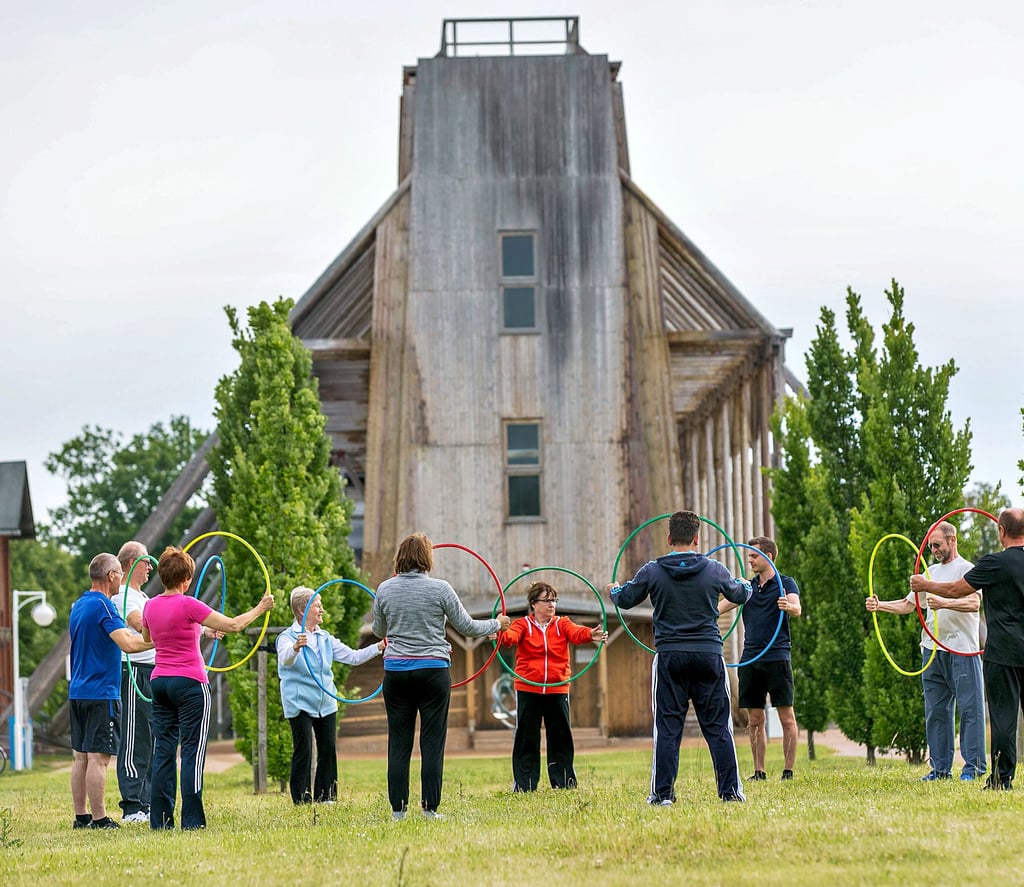 Wer sagt, dass Übungen nur in der Reha-Klinik gemacht werden müssen? Vor dem Gradierwerk geht das auch.