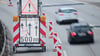 Der Verkehr der gesperrten Ringbahnbrücke wird nun umgeleitet.