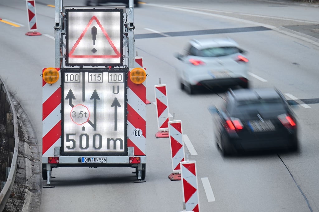 Der Verkehr der gesperrten Ringbahnbrücke wird nun umgeleitet.