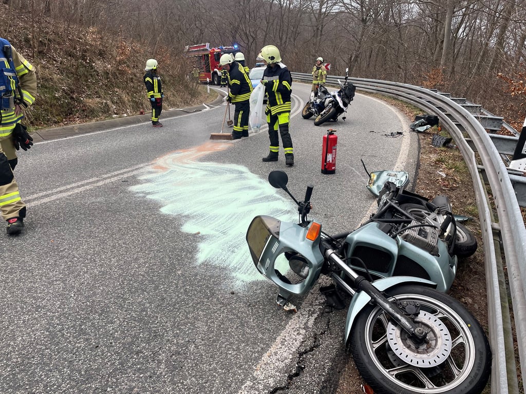 Zwei Motorradfahrer sind am Sonntag bei diesem Unfall auf der B85 zwischen Kelbra und dem Kyffhäuser schwer verletzt worden.