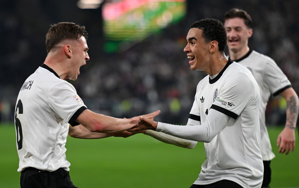 Joshua Kimmich (l) und Jamal Musiala feiern ihren Tor-Clou.