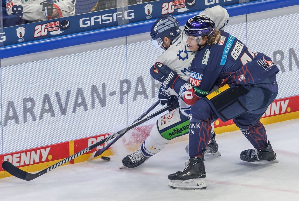 Die Eisbären Berlin wollen am Dienstag gegen Straubing die Qualifikation für das Halbfinale erkämpfen.