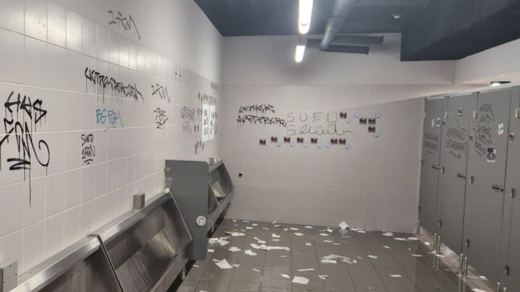 Fans des 1. FC Magdeburg haben die Sanitäranlagen in der neuen Itaka-Arena von Odra Opole verwüstet.