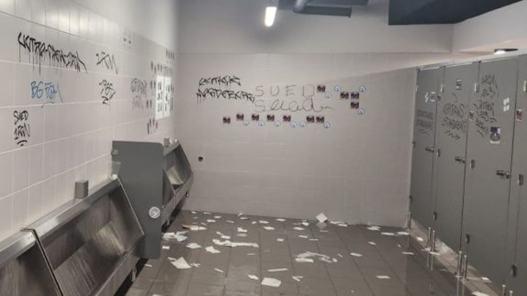 Fans des 1. FC Magdeburg haben die Sanitäranlagen in der neuen Itaka-Arena von Odra Opole verwüstet.