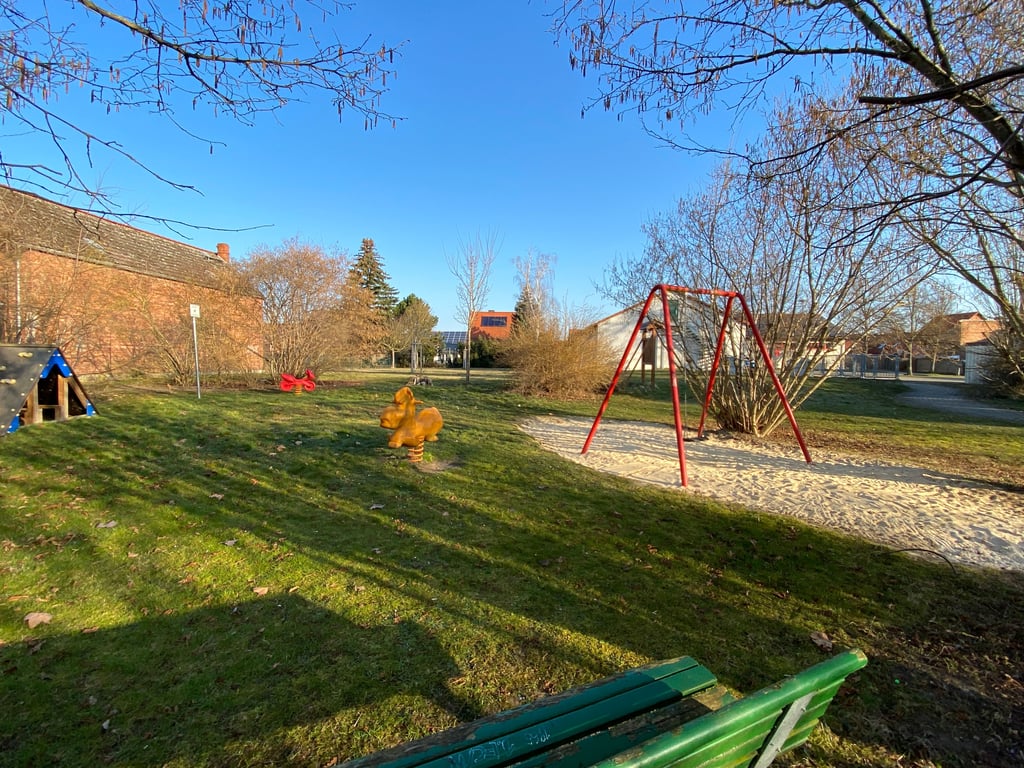 Blick auf den kleinen öffentlichen Spielplatz am Dorfgemeinschaftshaus Emersleben.