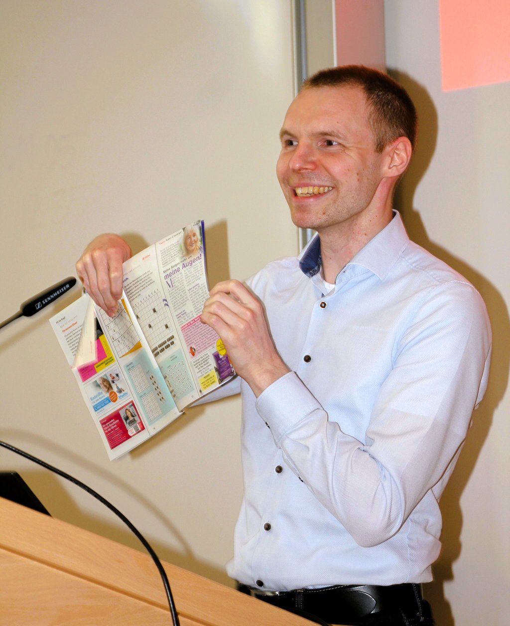 Christoph Wiedmer zeigt eine Werbeanzeige aus der Illustrierten.