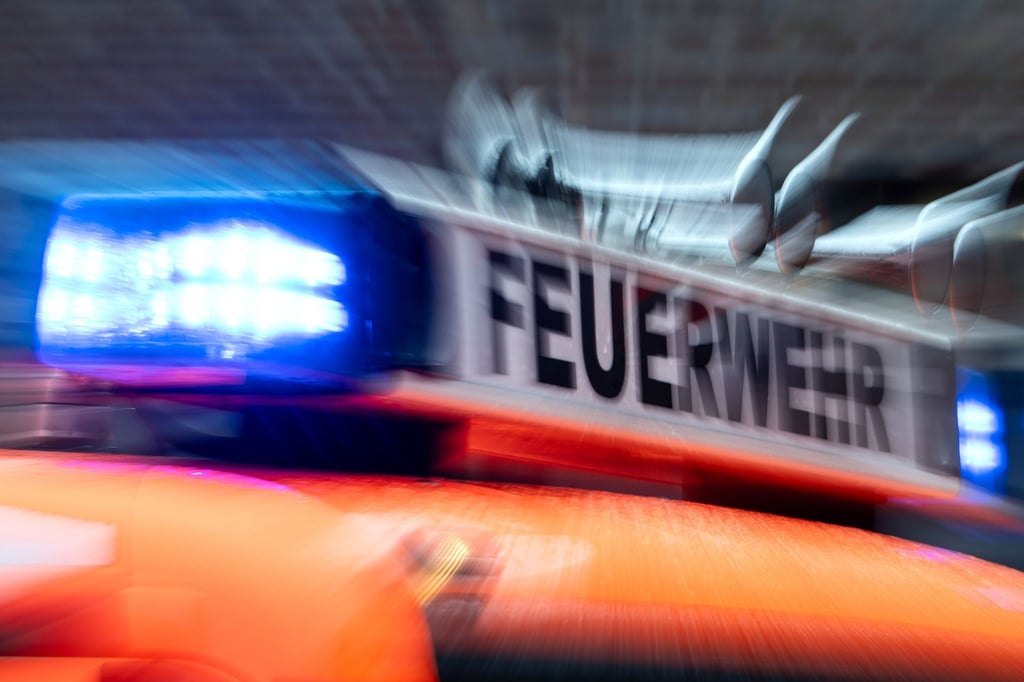 Die Feuerwehr löschte am Sonntag einen Garagenbrand im Landkreis Schmalkalden-Meiningen. (Symbolbild)
