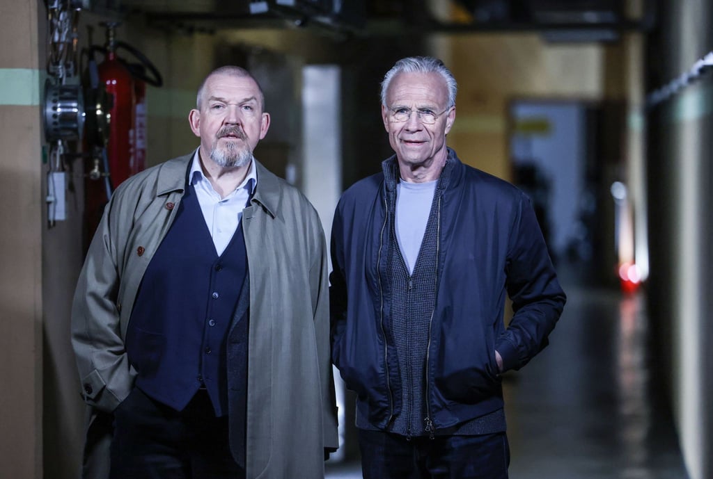 Die Tatort-Kommissare Max Ballauf (r, Klaus J. Behrendt) und Freddy Schenk (l, Dietmar Bär), stehen in der „Dokumentationsstätte Kalter Krieg“ bei Dreharbeiten im Bunker im Stadtteil Kalk.