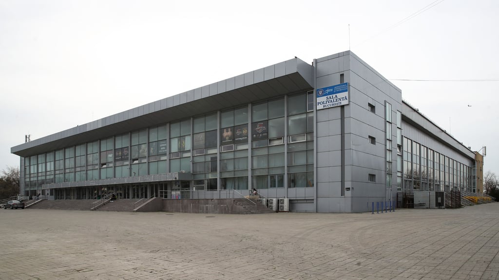An der Fassade der Mehrzweckhalle Ioan Kunst Ghermanescu wird nicht für das Handballspiel des SCM geworben.