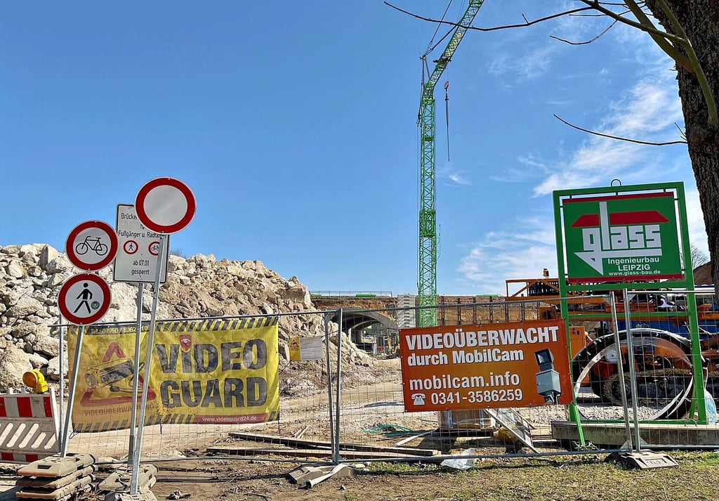 Der Abriss der Bahnüberführung Zangenberg geht seit Januar zügig voran. Das zeigt nicht zuletzt der Bauschuttberg. Der erste Teil auf Zeitzer Seite ist bereits Geschichte.
