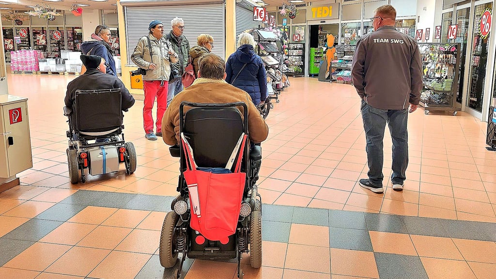 Eine Gruppe prüfte das Altmark-Forum in Stendal-Stadtsee auf Barrieren. 