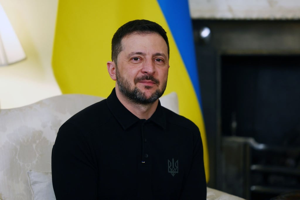 Der ukrainische Präsident Wolodymyr Selenskyj hat Moskaus Kritik auf sich gezogen, weil er sich vor einem Bild mit einem brennenden Kreml fotografieren ließ. (Archivbild)