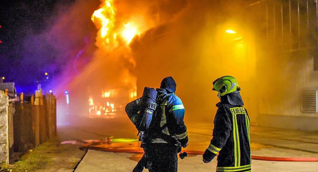 Bei einem Großbrand Anfang März 2024  in Leuna  waren 127 Kräfte,  davon 45 Atemschutzgeräteträger und 25 Fahrzeuge  im Einsatz. Hier stand eine Lagerhalle in Flammen.