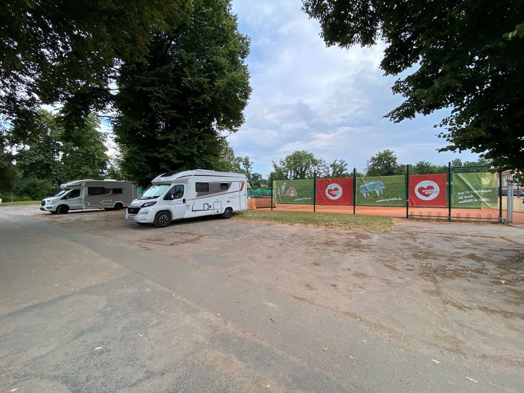 Unter anderem am Tennisclub Sandanger werden in Halle Camping-Stellplätze angeboten.