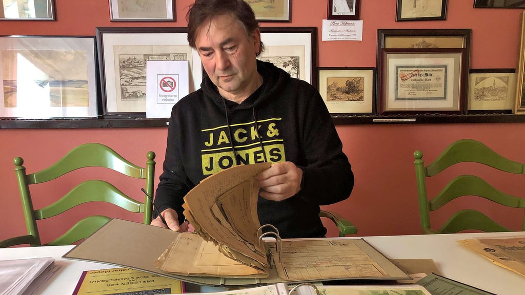 Lutz Hiller bereitet im „Heimatbuch“ in der Eisleber Lutherstraße  ein Ausstellung zum Ende des Zweiten Weltkriegs vor 80 Jahren vor. 