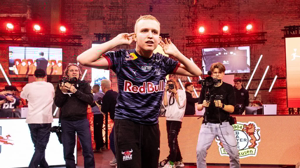 Anders Vejrgang baut sich nach dem Titelgewinn vor den Fans auf.