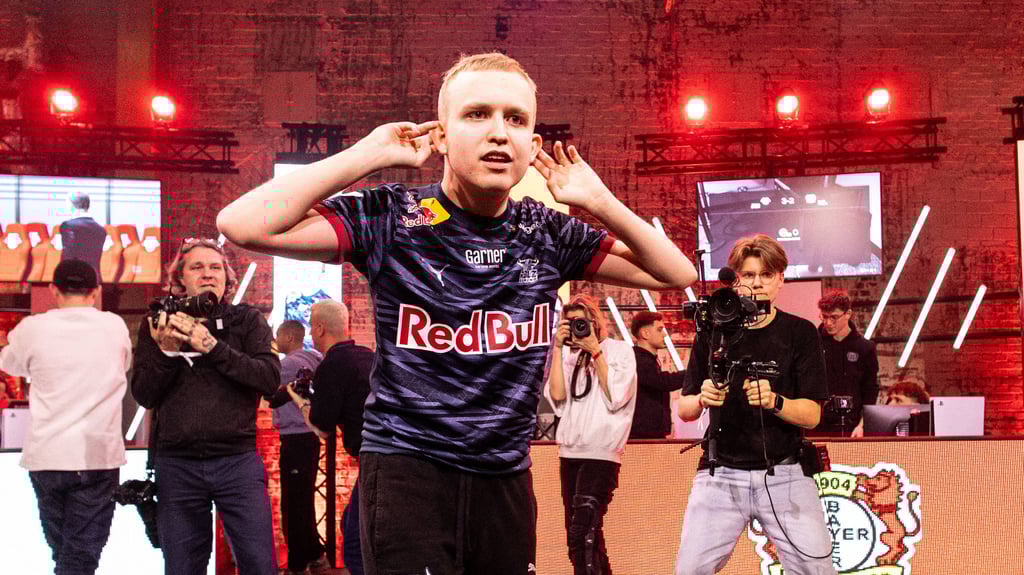 Anders Vejrgang baut sich nach dem Titelgewinn vor den Fans auf.