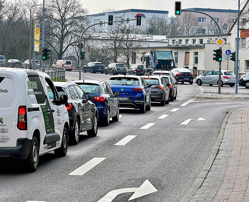 Viel Geduld ist am Dienstagvormittag für Autofahrer auch am Platz der Jugend in Bernburg gefragt gewesen.