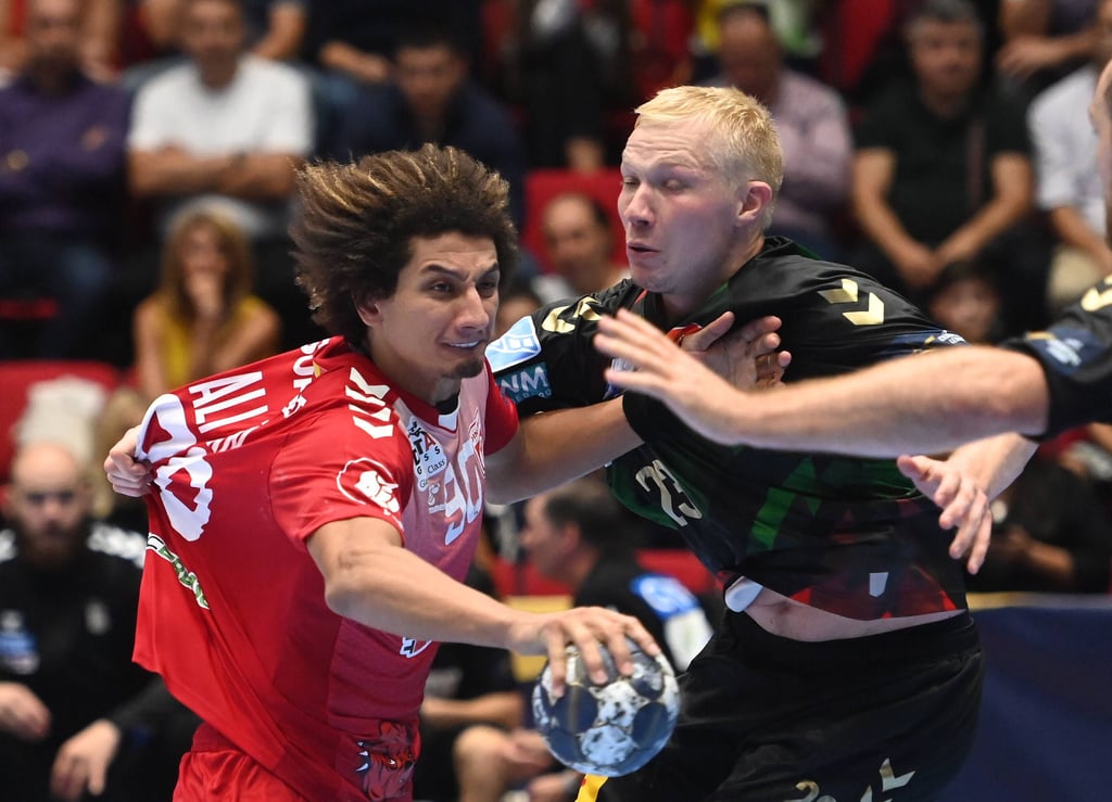 Im September 2022 startete der SC Magdeburg mit einem 30:28 bei Dinamo Bukarest in die Champions-League-Saison und triumphierte da am Ende auch. Hier stoppt SCM-Kreisläufer Magnus Saugstrup den Ägypter Ali Zein, der immer noch für den rumänischen Meister spielt.