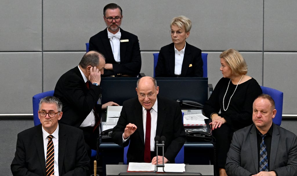 Kay-Uwe Ziegler sitzt im Präsideitum des neuen Bundestages direkt neben Gregor Gysi.