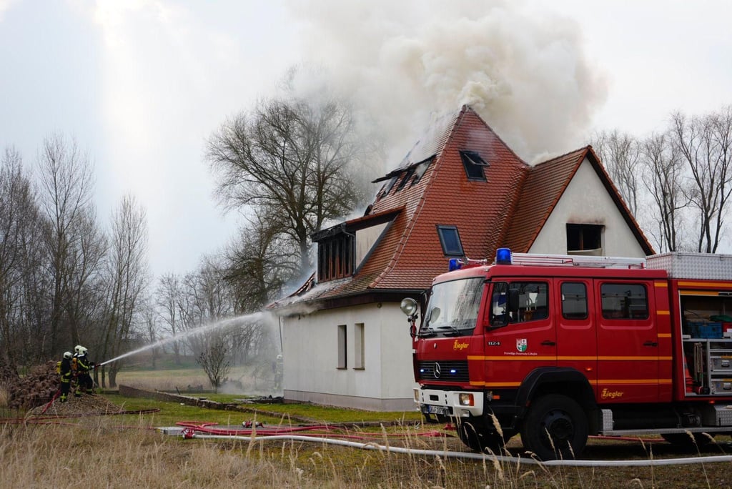 Ein Mann wurde schwerstverletzt am brennenden Haus aufgefunden.