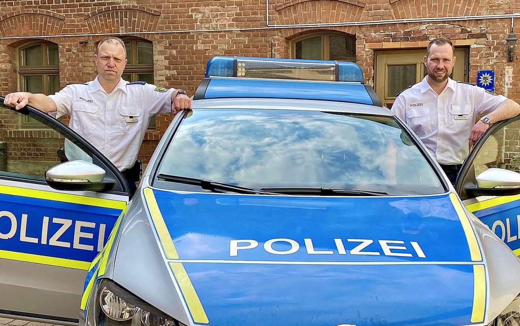 Matthias Kleine (links.) und Dennis Gonschorek sind die neuen Regionalsbereichsbeamten der Polizei in Könnern.