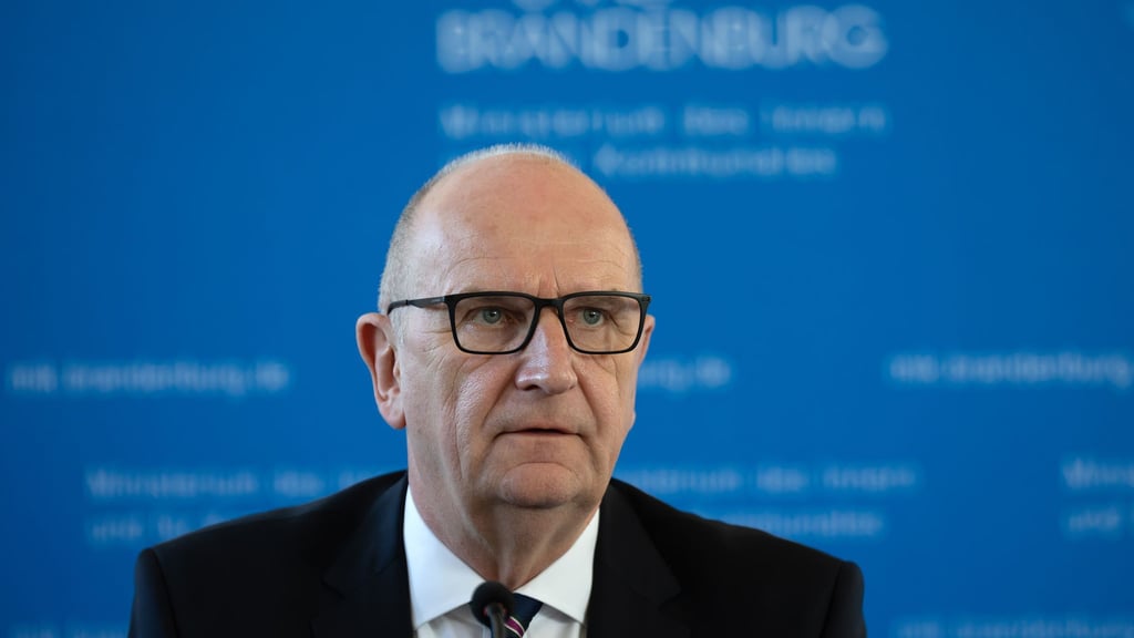 Brandenburgs Ministerpräsident Dietmar Woidke (SPD) dringt auf einen schärferen Kurs in der Migrationspolitik (Archivbild).