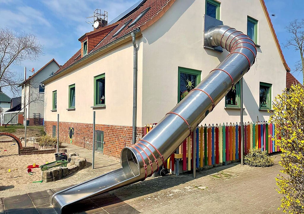 Ob die Rutsche als zweiter Rettungsweg im Land Sachsen-Anhalt akzeptiert wird, lässt die Stadt nun nachprüfen.