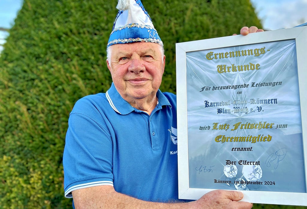 Lutz Fritschler hat vor 52 Jahren seine Laufbahn beim Karneval Club Könnern Blau-Weiß begonnen und wurde zum Ehrenmitglied ernannt.