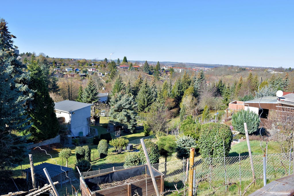  Von der 32.000 Quadratmeter großen Gartenanlage Fockendorfer Grund kann zu allen Jahreszeiten und bei allen Witterungsverhältnissen das Panorama genossen werden: Zeitz-Ost, der Rathausturm der Elsterstadt sowie Kloster Posa sind im Frühjahr gut zu sehen.  