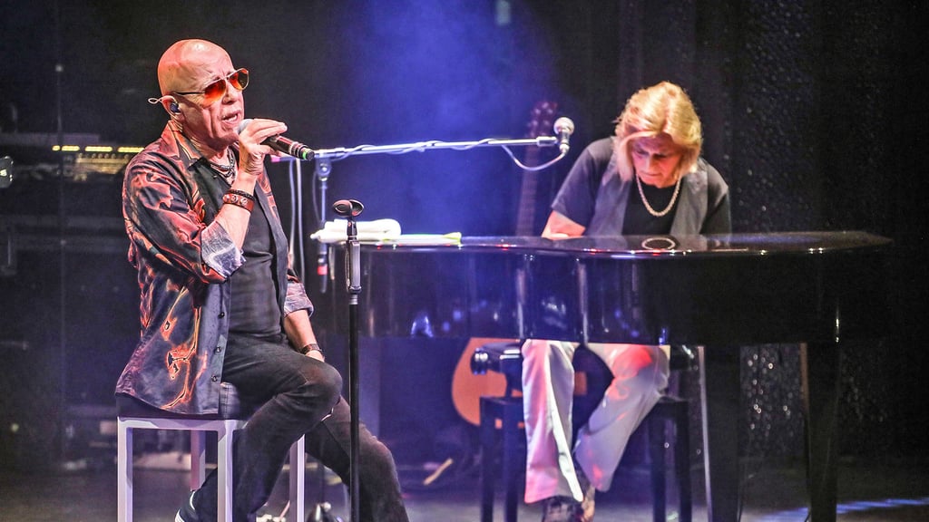 City-Sänger Toni Krahl bei einem Liveauftritt mit Silly im vergangenen Jahr: Am Freitag kommt Krahl zu einer musikalischen Lesung nach Halle.