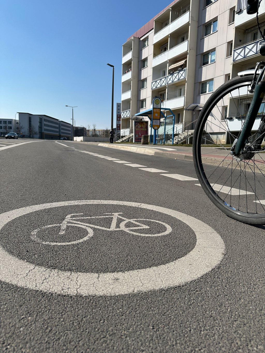 Vorbildlich: Der Radweg aus Richtung Stadt an der gleichen Haltestelle.