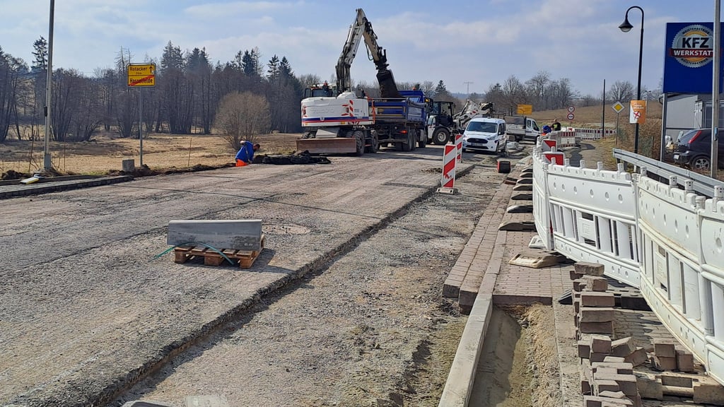 Laut der Landesstraßenbaubehörde Sachsen-Anhalt gehen die Arbeiten an der Bundesstraße 81 in Hasselfelde gut voran.