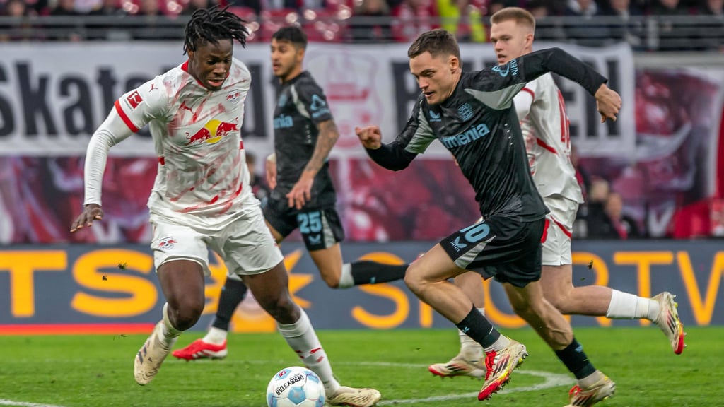 Maximale Herausforderung: El Chadaille Botshiabu gegen Dribbler Florian Wirtz.