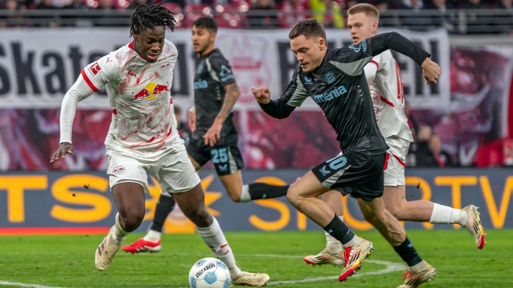 Maximale Herausforderung: El Chadaille Botshiabu gegen Dribbler Florian Wirtz.