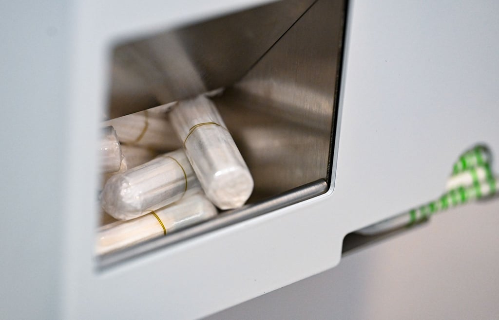 In Bremen haben Schulen weiterhin die Möglichkeit, an Schülerinnen kostenlose Tampons auszugeben. (Archivbild)
