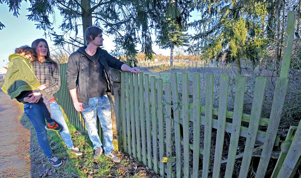 Jessica Bonk, Markus Kortum und Söhnchen Jannes wollen aus den alten Schrebergärten ein Naherholungsgebiet für den Ort machen.