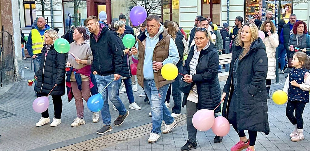 Der Bildungsmarsch am Montagabend in der Schartauer Straße. 