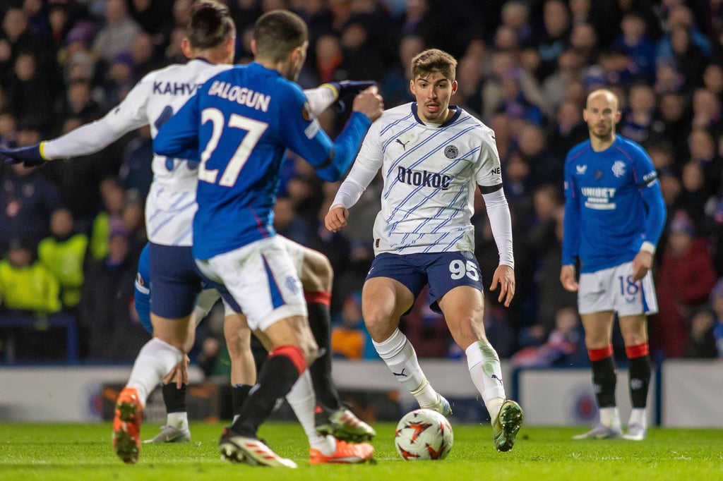 Yusuf Akçiçek kommt aus der Jugend von Fenerbahce Istanbul.