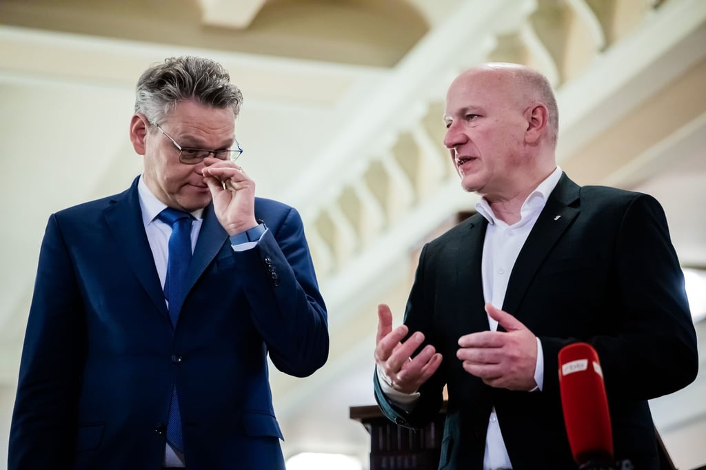 Berlins Regierender Bürgermeister Kai Wegner (CDU, rechts) war mit dem Senat zu Gast beim Bezirksbürgermeister von Tempelhof-Schöneberg, Jan Oltmann (Grüne).