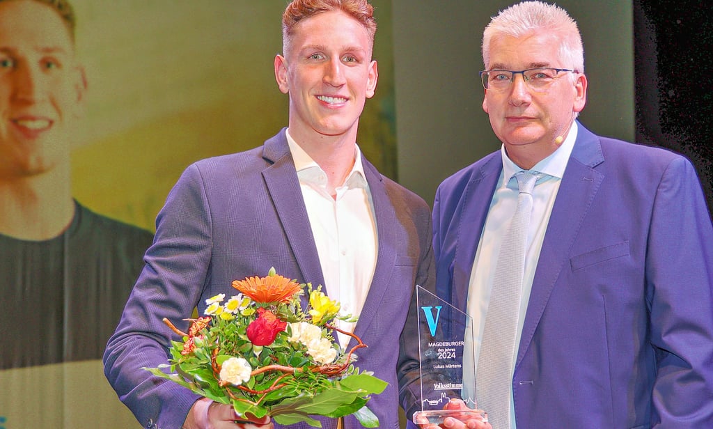 Lukas Märtens (l.), ein Magdeburger des Jahres 2024, mit Laudator und Volksstimme-Lokalchef Rainer Schweingel.