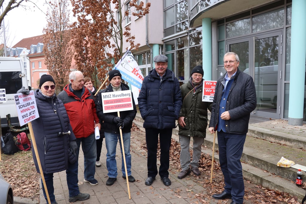 Mahnwache von "Pro Krankenhaus Havelberg" im Februar in Magdeburg: Salus-Geschäftsführer Jürgen Richter (rechts) stellte sich der Diskussion mit den Demonstrierenden.